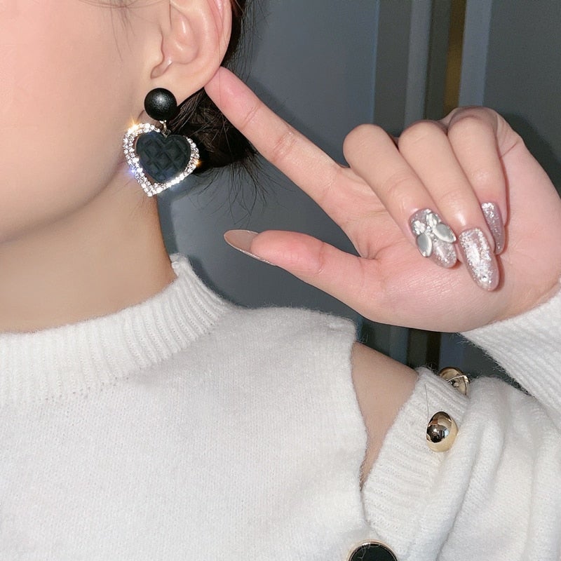 Sorte hjerteformede øreringe i guld